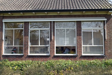 <p>De vensters van de lokalen in de voorgevel zijn uitgevoerd in staal. </p>
